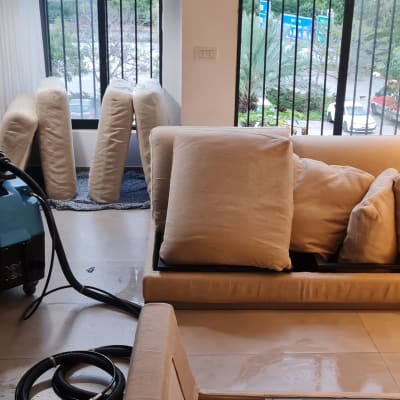 ניקוי ספות עם מכונת ניקוי מקצועית