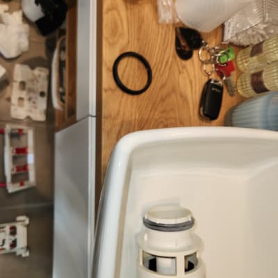 חלקים וכלים הקשורים לאינסטלציה על שולחן עץ