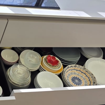 מגירת כלים מסודרת עם צלחות וכוסות