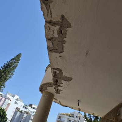 תקרה עם נזקי טיח ותיקונים