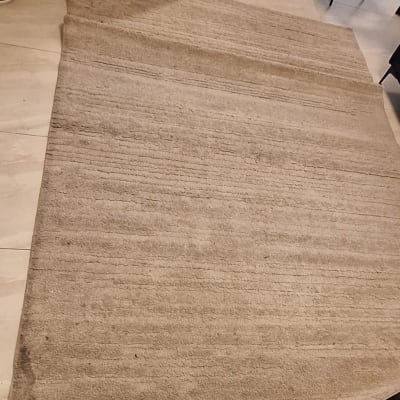 שטיח על רצפה, ייתכן קשור לניקוי ספות