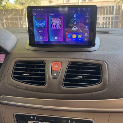 מערכת מולטימדיה ברכב עם מסך מגע ותצוגת מדיה