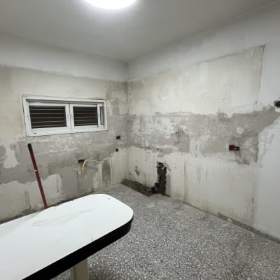 קיר עם הכנות לצנרת אינסטלציה ושיפוצים