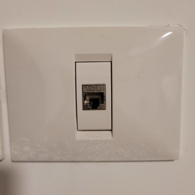 שקע רשת על קיר לבן