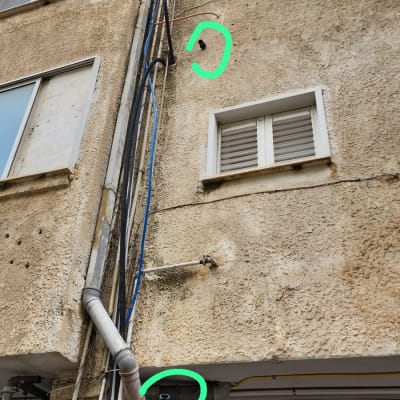 צינורות ביוב חיצוניים מחוברים לקיר בניין