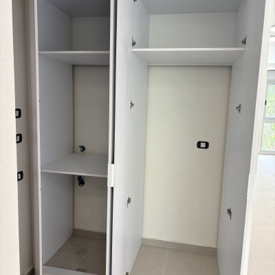 ארונות פתוחים עם מדפים ודלתות לבנות