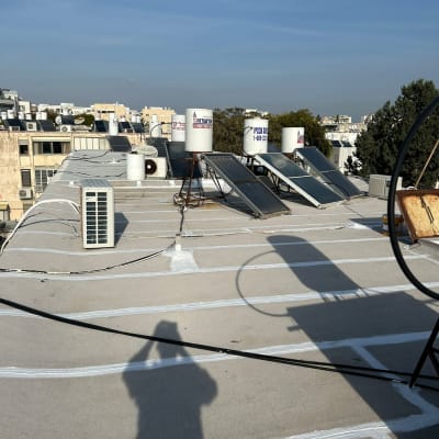 קווים לבנים של איטום על גג שטוח