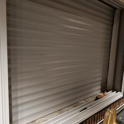 תריס גלילה סגור עם כלי עבודה לידו