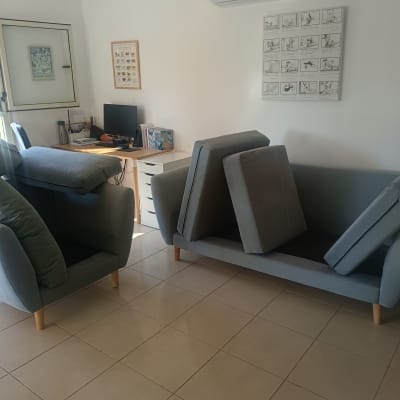 ספות עם כריות מונחות לניקוי על רצפה