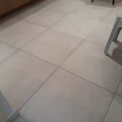 רצפה נקייה עם אריחים בהירים