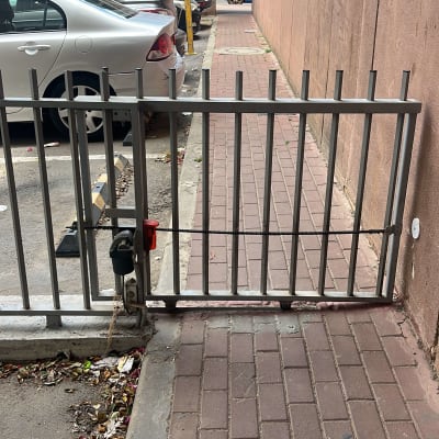שער חשמלי בחניון עם מכוניות חונות