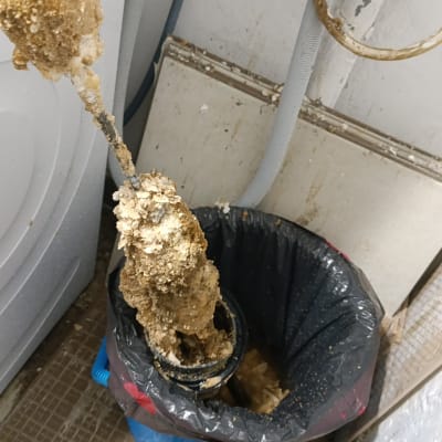 חלקי דוד שמש עם אבנית בפח אשפה