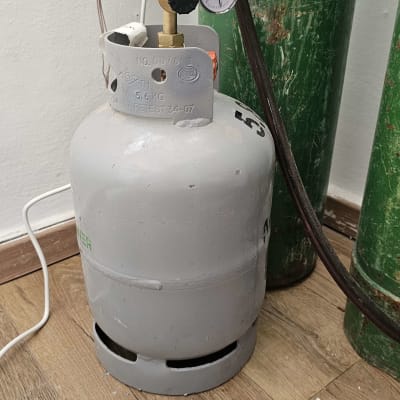 בלון גז עם מד לחץ וצינורות חיבור