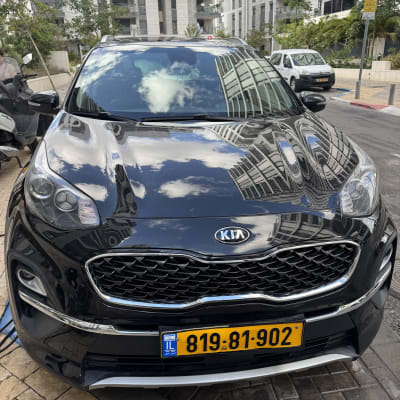 רכב שחור עם לוחית רישוי ברחוב עירוני