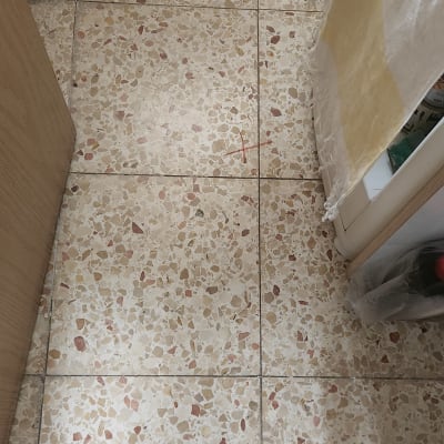 רצפת אריחים עם סימון אדום קטן