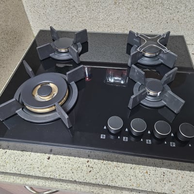 כיריים גז עם ארבעה מבערים וכפתורי שליטה