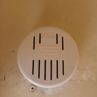 מכשיר חשמלי עגול עם חריצים על קיר