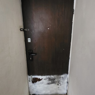 דלת עץ עם קילוף צבע בתחתית