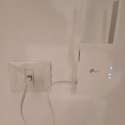 מכשיר רשת מחובר לשקע קיר