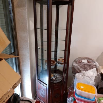 ארגזים ואריזות פלסטיק ליד ארון זכוכית