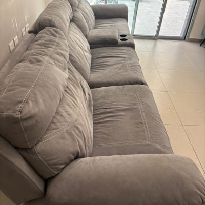 ספה אפורה ליד חלון זכוכית עם נוף חיצוני