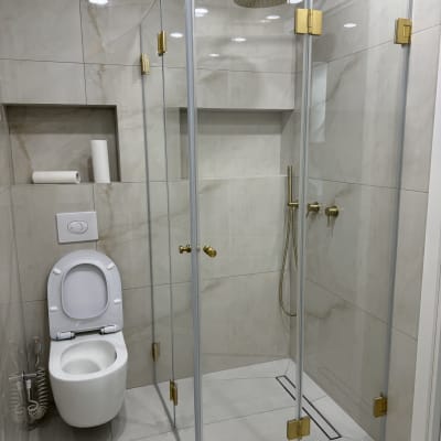 מקלחון זכוכית עם ראש מקלחת עגול מוזהב