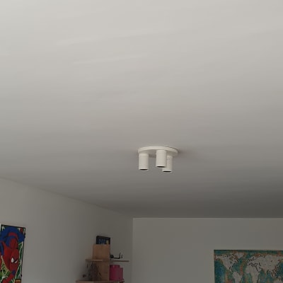 תאורה תקרה עם שלושה פנסים לבנים