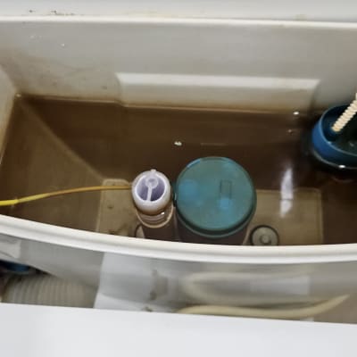 מיכל מים של אסלה עם מנגנון פנימי