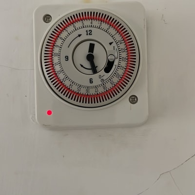 שעון טיימר לבן עם מחוגים על קיר