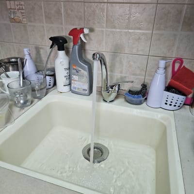 ברז מטבח פתוח עם מים זורמים בכיור