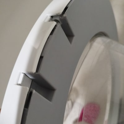 חלק פלסטיק עגול עם תפסנים