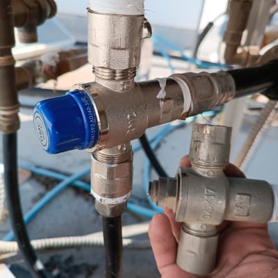 חיבורים וצינורות במערכת דוד שמש