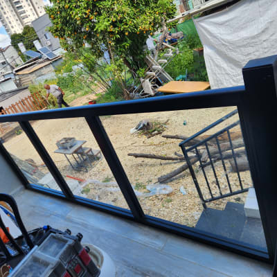 מעקה אלומיניום שחור עם זכוכית במרפסת