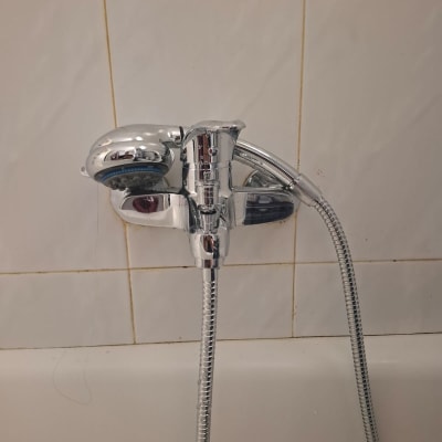 ברז אמבטיה עם צינור מתכת גמיש