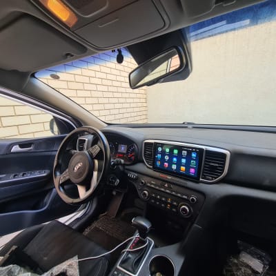 פנים רכב עם הגה, לוח מחוונים ומסך מגע