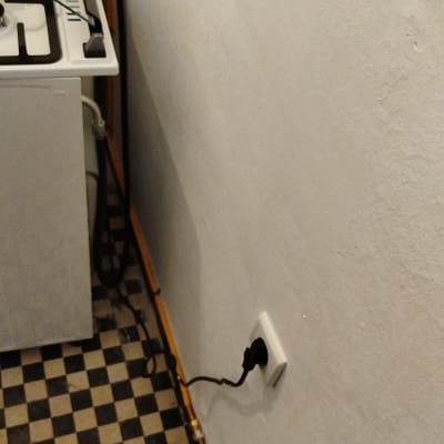 תנור גז מחובר לשקע חשמל על קיר