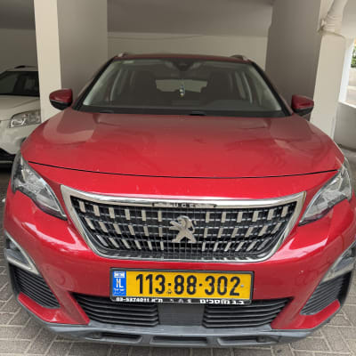 רכב אדום חונה בחניה מקורה
