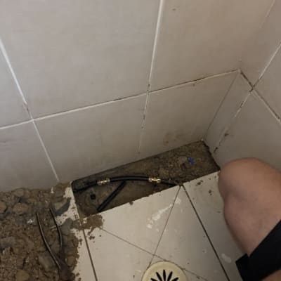תיקון צנרת מתחת לרצפה בחדר אמבטיה