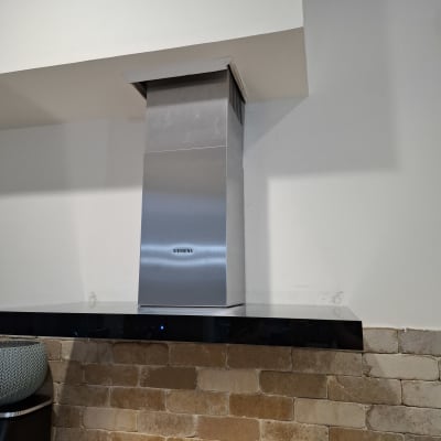 קולט אדים מותקן במטבח עם קיר לבנים