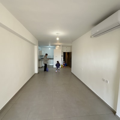 חדר עם קירות צבועים ורצפה מרוצפת