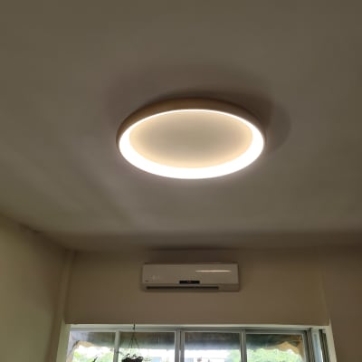 תאורה עגולה מותקנת בתקרה מוארת