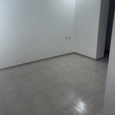 רצפה נקייה ומבריקה בחדר ריק עם קירות לבנים