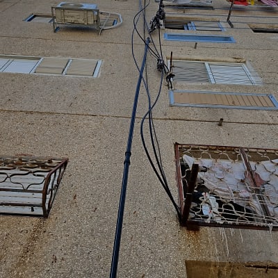 בניין עם כבלים חיצוניים ומזגן