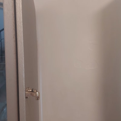 דלת מתכת עם מנעול מותקן