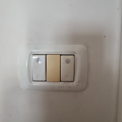 מתג חשמל על קיר לבן