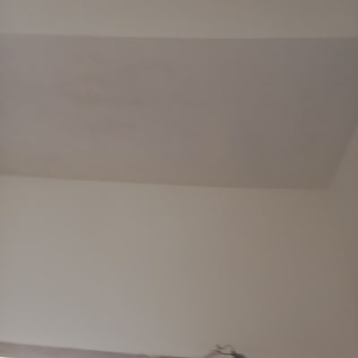 תקרה צבועה בלבן עם קיר חלקי