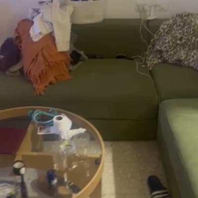 סלון עם ספה ירוקה ושולחן עגול