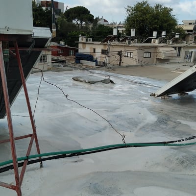 גג עם חומרי איטום וצינורות