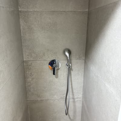 מקלחת עם ראש טוש וקירות נקיים