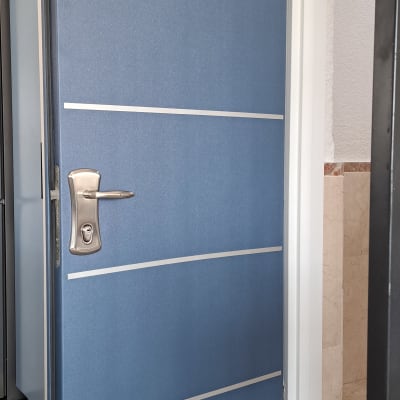 דלת כחולה עם ידית מתכת ופסים אופקיים